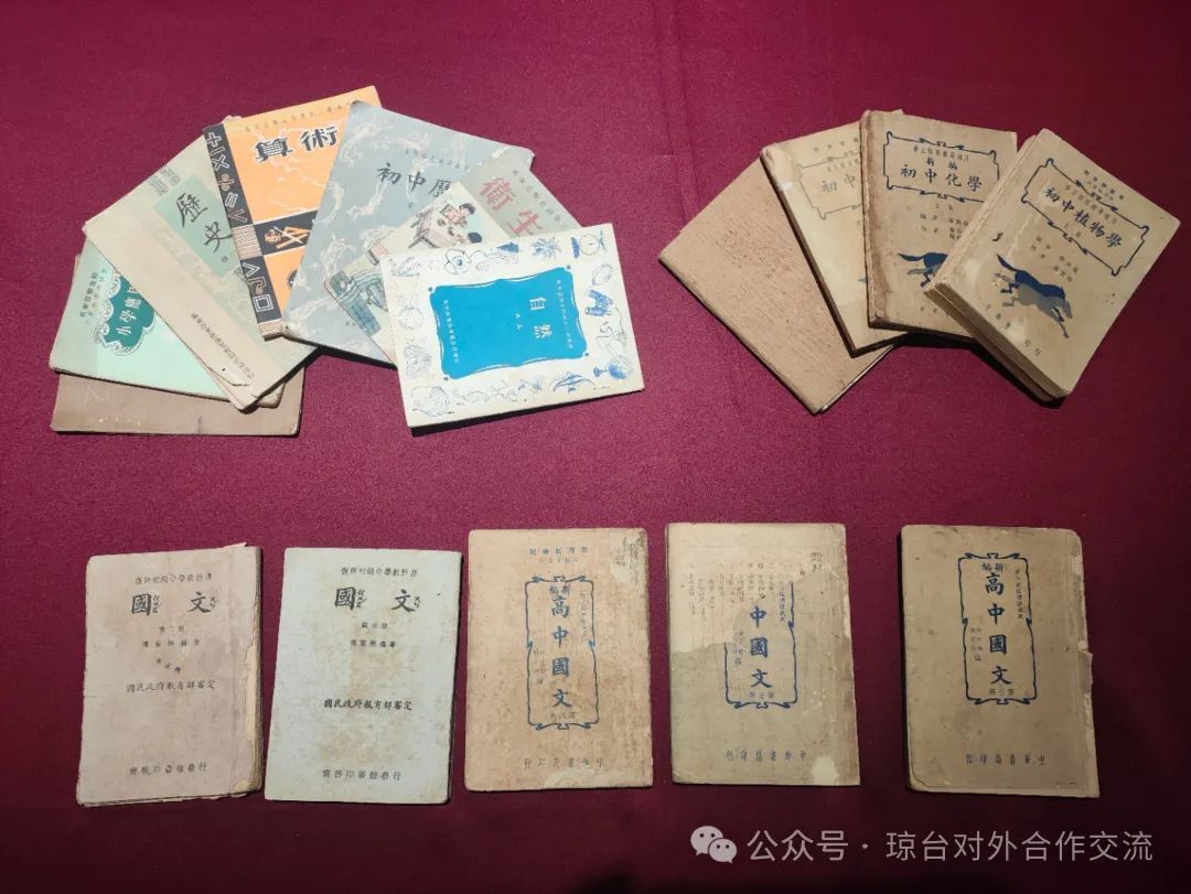 马来西亚华侨向琼台师范学院捐赠27本海外华文学校教材史料